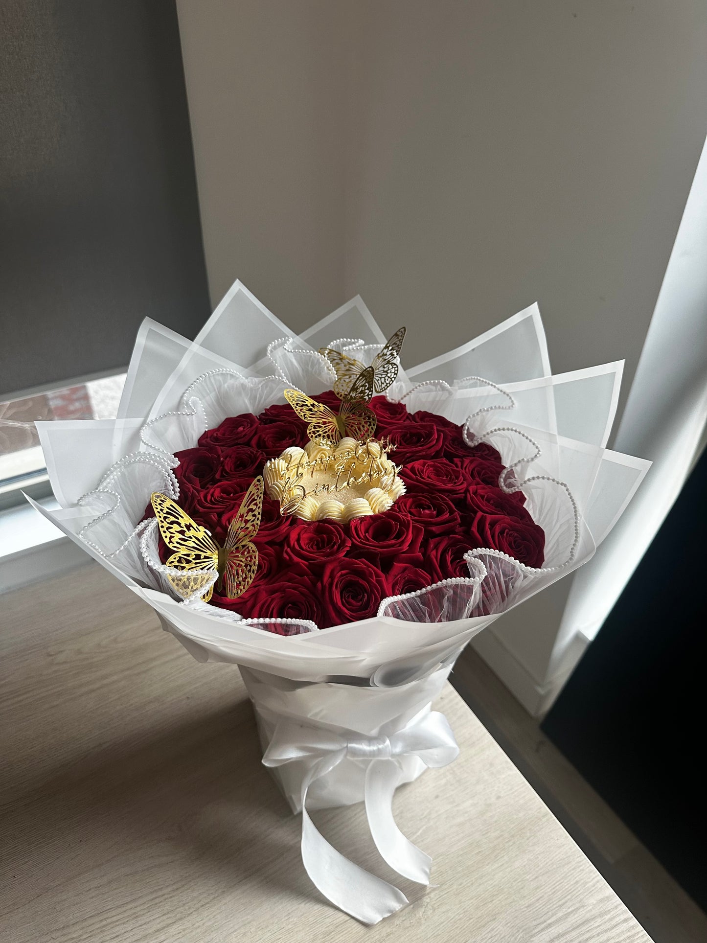 4” Round cake with 25 Roses